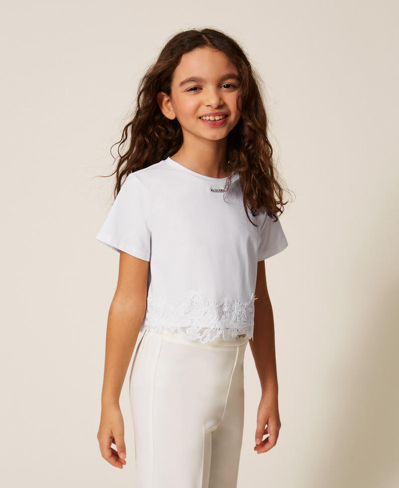 T-shirt con pizzo e logo