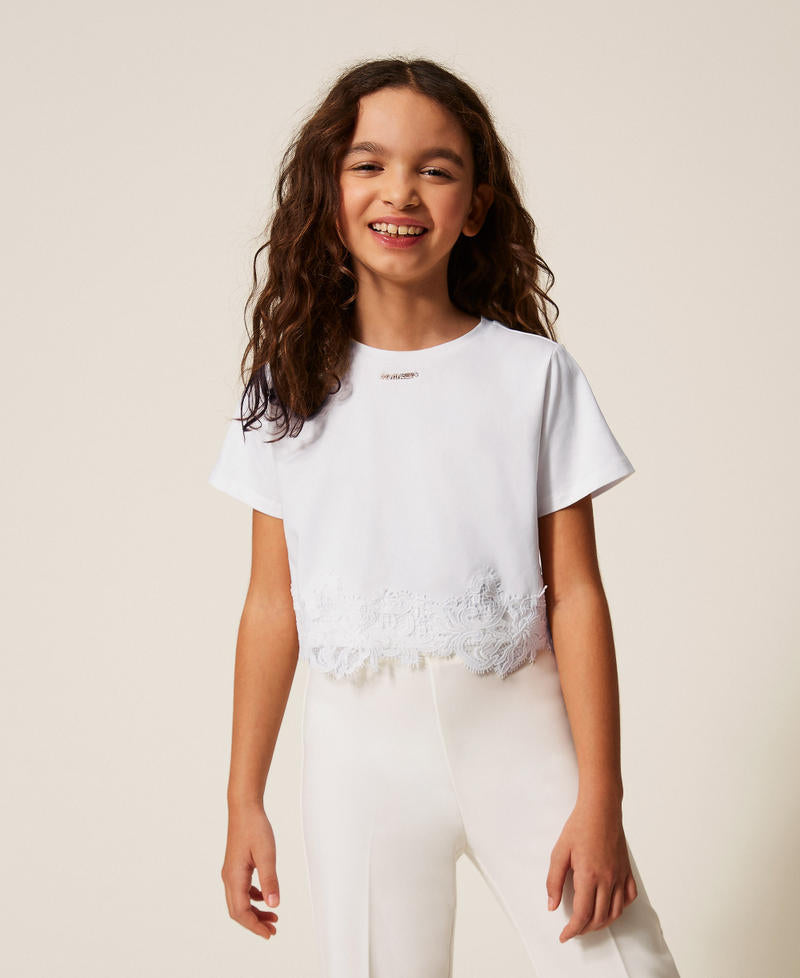 T-shirt con pizzo e logo