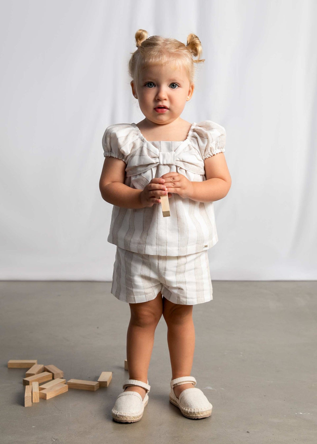 Completo a righe bermuda e blusa neonata