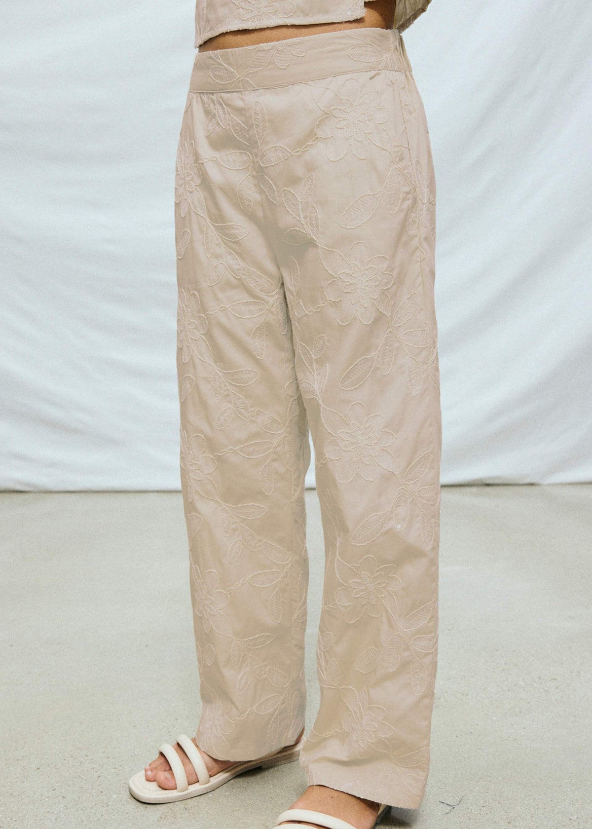 Completo pantalone e blusa ricamato ragazza
