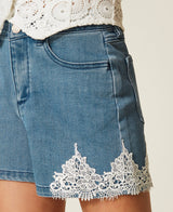 Shorts in jeans con pizzo