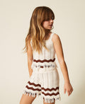 Top e shorts in maglia con zig-zag