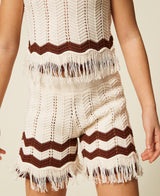 Top e shorts in maglia con zig-zag
