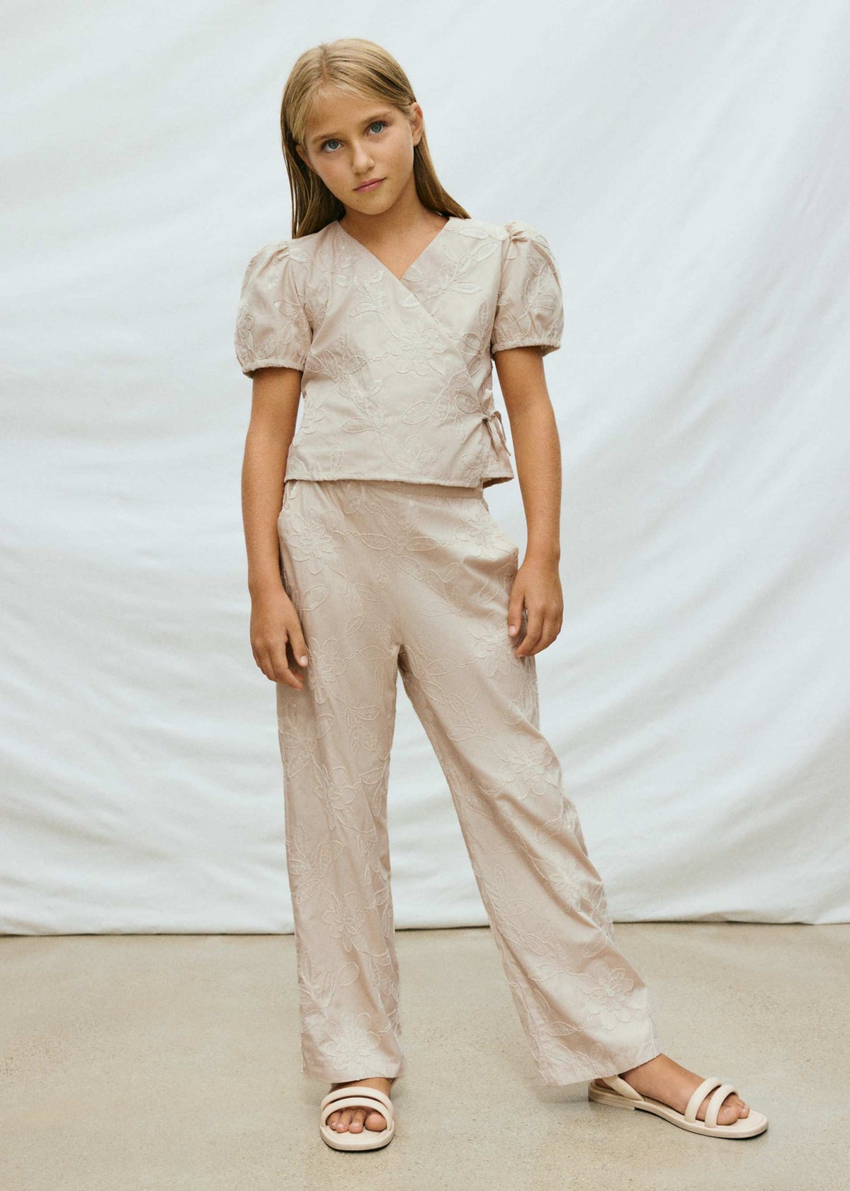 Completo pantalone e blusa ricamato ragazza